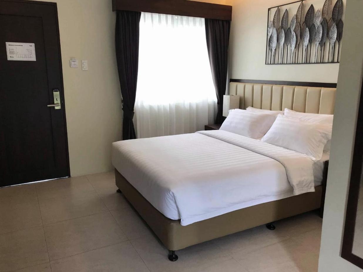 Rovira Suites Dumaguete City Экстерьер фото